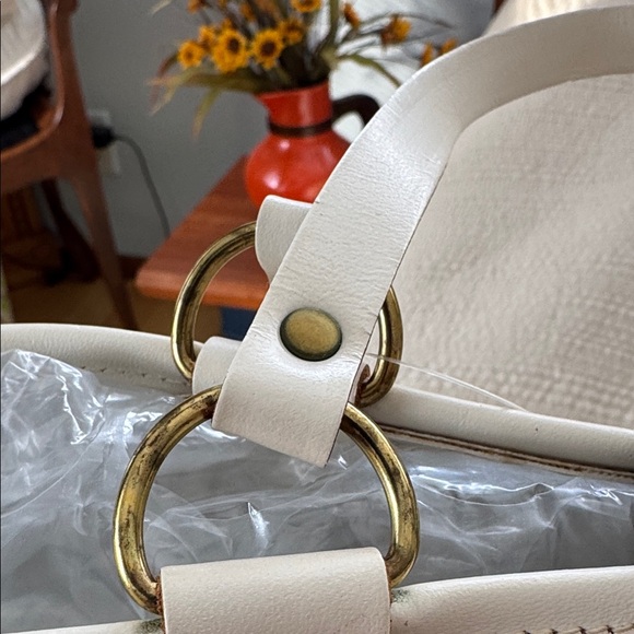 Enid Collin’s “Humdinger” Tote Bag in Cream and White - Picture 11 of 12